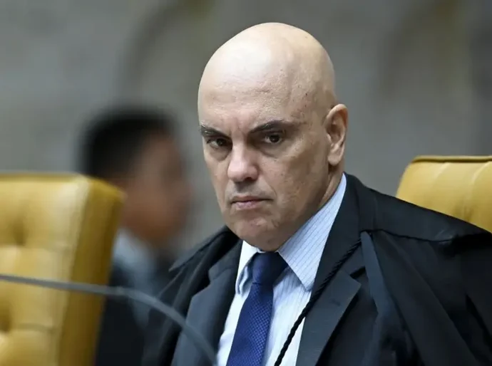 Moraes ameaça Bolsonaro de prisão caso não explique postagens