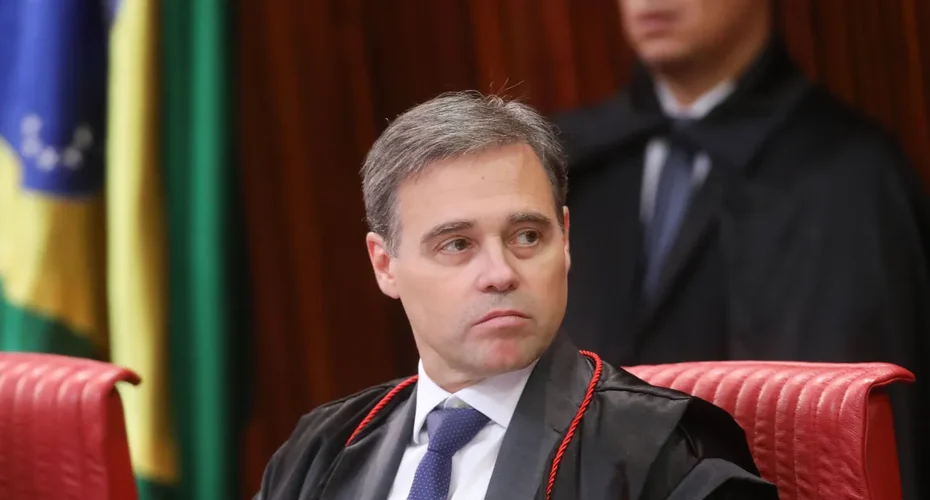 AGU trava ação contra Mendonça, mas PF mantém pressão e amplia crise