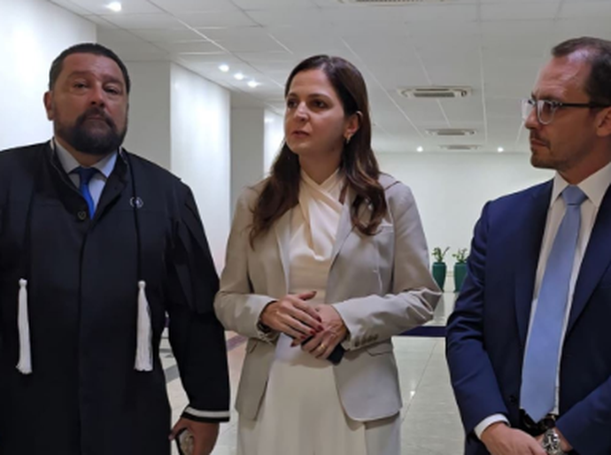 Presidente Gisela Cardoso lidera grande comitiva de advogados ao Fórum para garantir respeito às prerrogativas profissionais