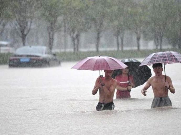 'Maior tempestade em mil anos' mata pelo menos 25 pessoas na China