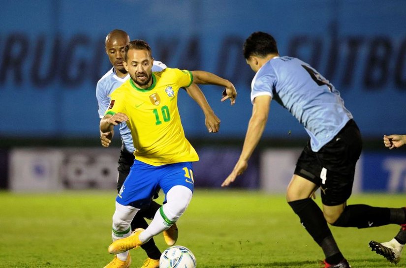 Seleção enfrenta Uruguai buscando virtual classificação para Copa