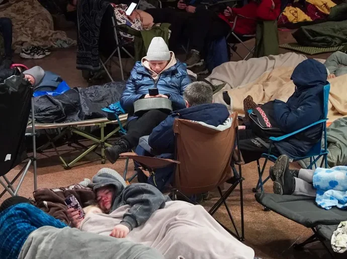 'Número recorde de mísseis' atinge a Ucrânia, deixando milhares sem aquecimento a -20°C.