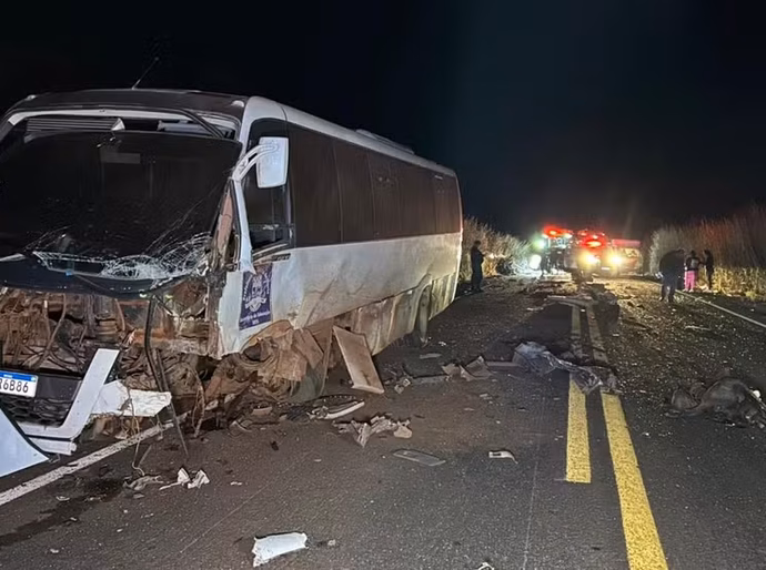 Ultrapassagem termina em tragédia: casal morre e três crianças ficam feridas em acidente brutal em MT