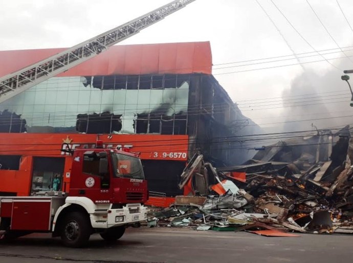 Bombeiros ainda combatem incêndio na manhã de domingo, 06, no Atacadista Realmat no bairro do Porto, em Cuiabá