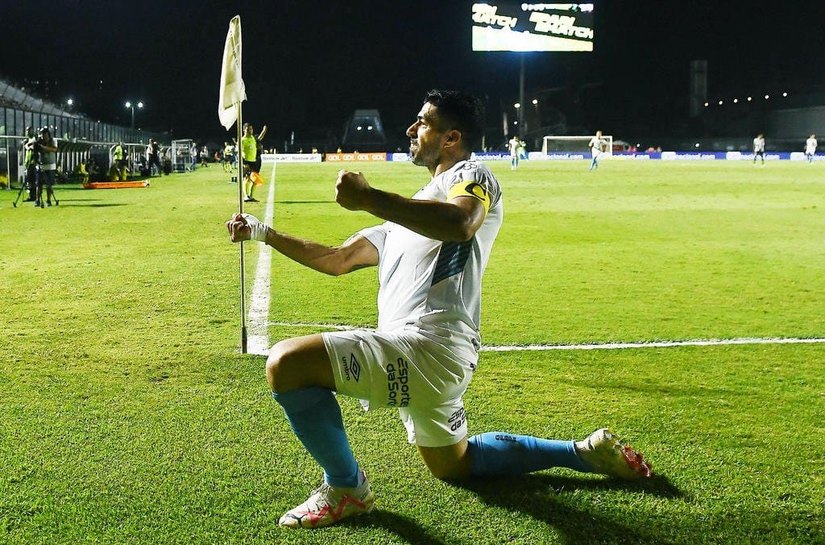 Com hat-trick de Suárez, Grêmio vira sobre o Botafogo e iguala o líder na tabela