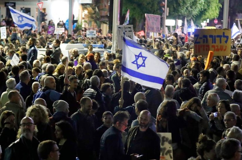 Familiares de reféns sequestrados pelo Hamas usam dia sagrado para protestar em Tel Aviv