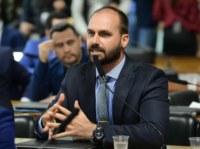 Deputados acionam STF e PGR contra Eduardo Bolsonaro por fala sobre professores