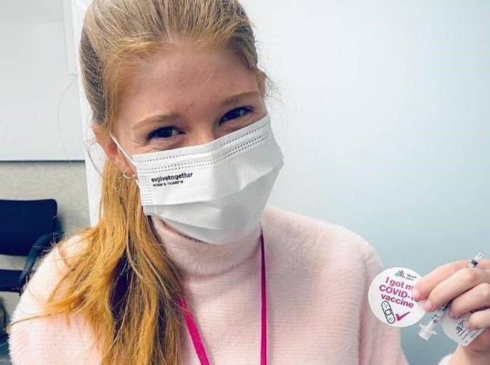Filha de Bill Gates toma vacina contra Covid-19 e ironiza teorias da conspiração