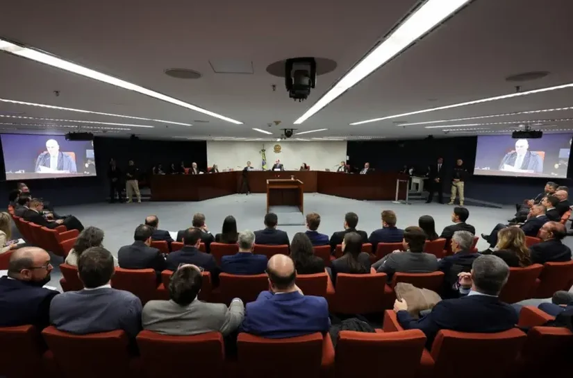 Recados a Trump, ausência de Bolsonaro e elogios a ministros: o 1º dia do julgamento no STF em 4 pontos