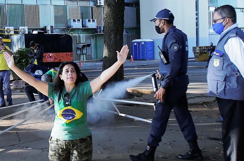 Acampamento pró-Bolsonaro é desmontado pelo governo do Distrito Federal