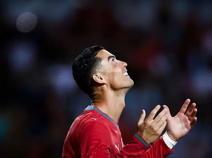 Cristiano Ronaldo: de menino que esperava por sobras de hambúrgueres no McDonald's a 1º bilionário do futebol