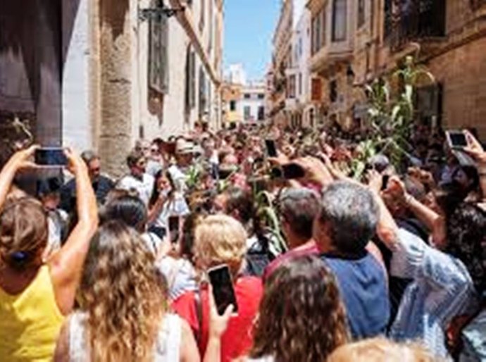 Focos de covid-19 brotam por toda a Espanha após país relaxar medidas de confinamento