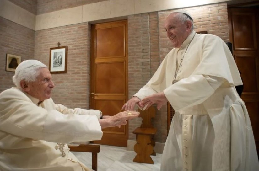 Papa Francisco se pronuncia após morte de Bento XVI: “Gratidão a ele”