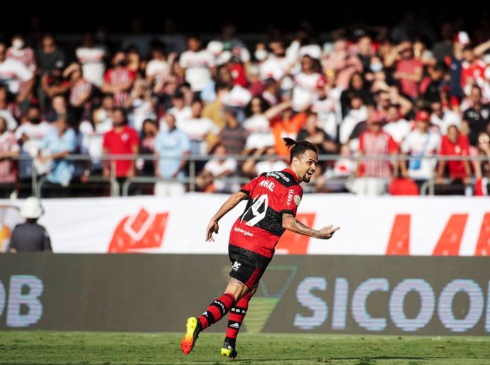 Flamengo passeia no Morumbi e goleia São Paulo por 4 a 0 no Brasileiro