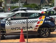 Populares encontram corpo de um homem em estado de decomposição dentro da viatura da PM, na Praça Alencastro, no centro de Cuiabá