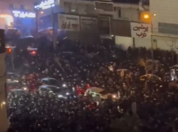 Protestos tomam o Irã na maior demonstração de força da oposição em anos; país tem 'apagão' de internet