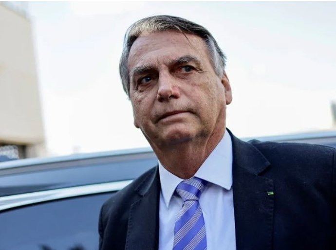 Bolsonaro transferiu R$ 800 mil aos EUA, dizem fontes; defesa cita “receio de explosão do dólar”