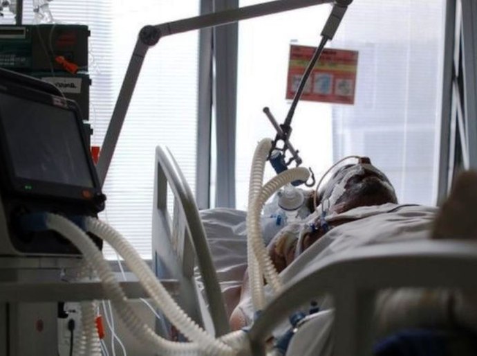 Médicos relatam choque com UTIs lotadas de jovens com covid-19: 'Temem perder olfato, mas perdem a vida'
