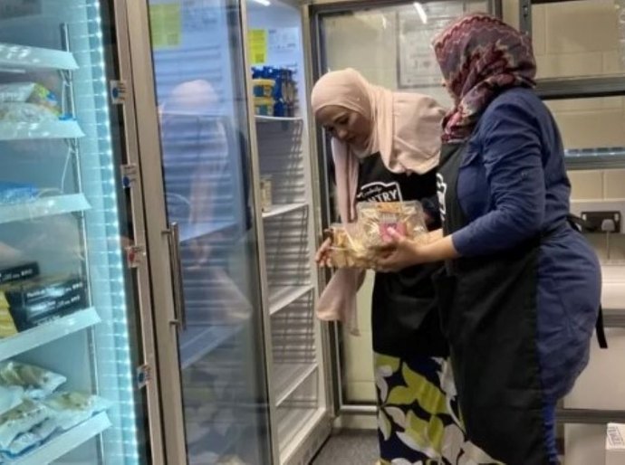 'Tem gente comendo ração e esquentando comida com velas': como é a pobreza no Reino Unido