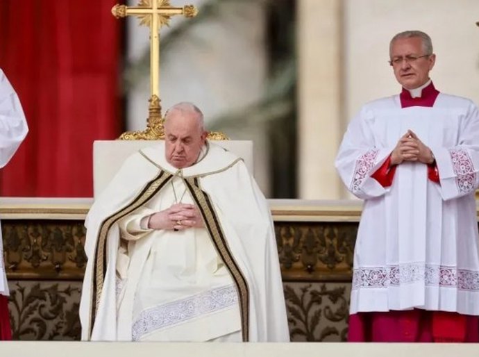 Papa Francisco realiza missa de Páscoa em meio a preocupações com sua saúde