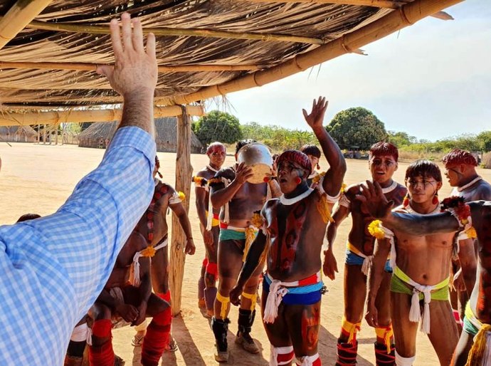 Mendes e primeira-dama de MT destinam 1500 cestas básicas e fecham parceria para melhorar estradas no Alto Xingu