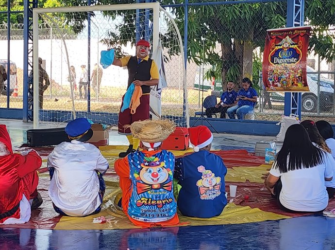 Adolescentes do Socioeducativo encerram oficina de palhaçaria com apresentação no Complexo Pomeri