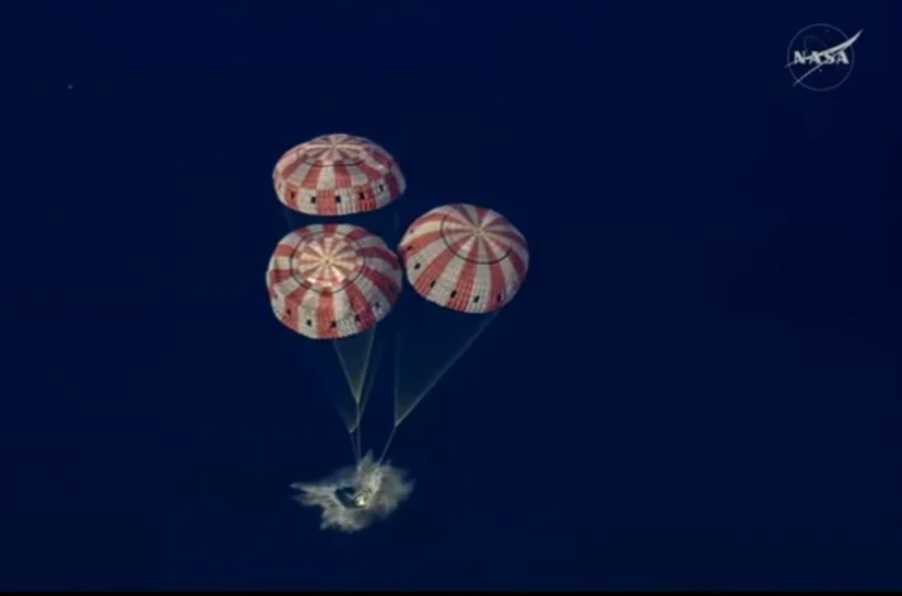 Artemis 2: cápsula com astronautas pousa no mar após reentrada na Terra; o que acontece agora