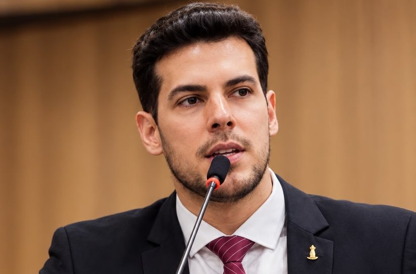 CHARLES CELEBRA GRATIFICAÇÃO PARA GESTORES E MIRA NOVA BATALHA PELA EDUCAÇÃO EM VG