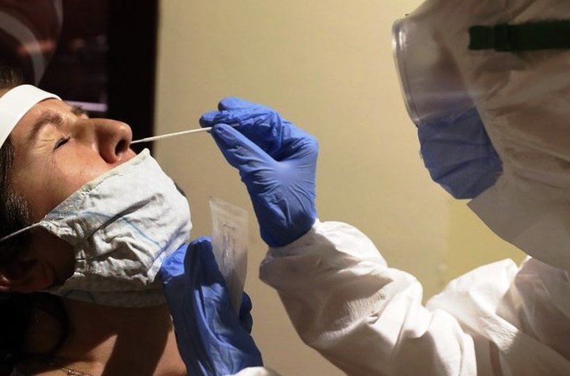 Casos de novo coronavírus no mundo passam de 8 milhões, diz universidade