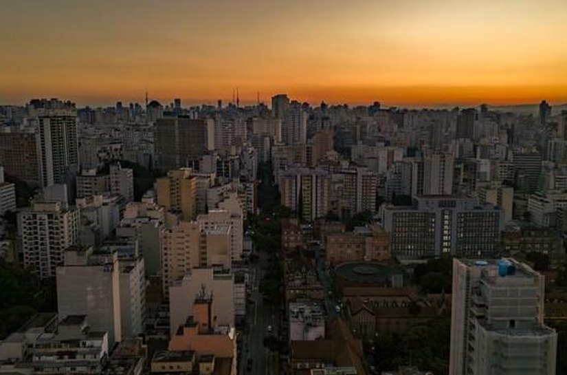 Teto que esquenta na favela, árvore e ar-condicionado no bairro rico: a desigualdade sob calor extremo