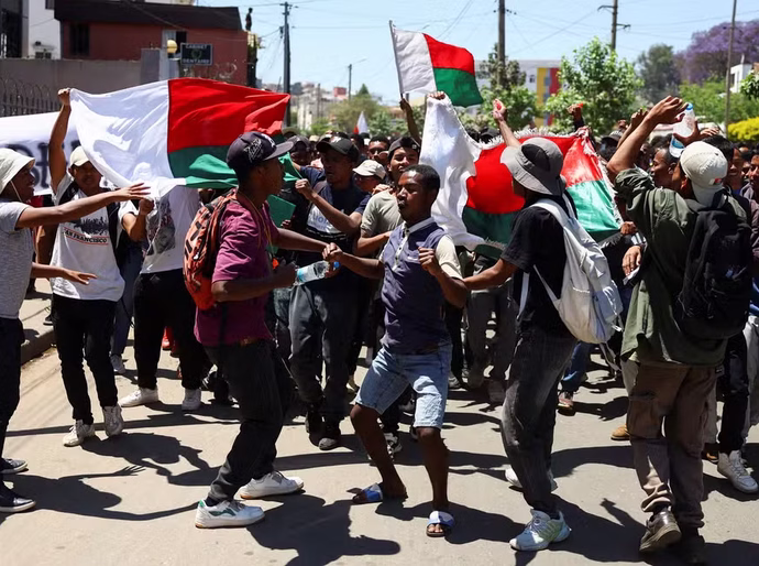 'Primavera dos novinhos': presidente de Madagascar foge do país após protestos da Geração Z que pedem renúncia