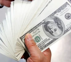 Dólar sobe para R$ 5,58 com agravamento de tensões com EUA