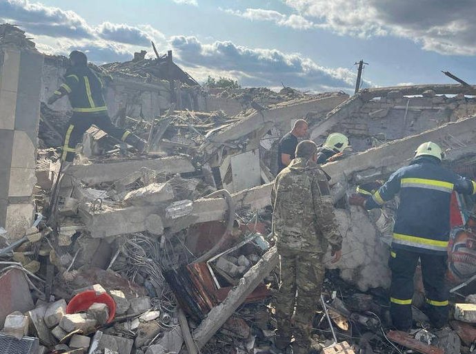 Rússia faz um dos ataques mais mortíferos contra civis desde início da guerra: pelo menos 50 morreram