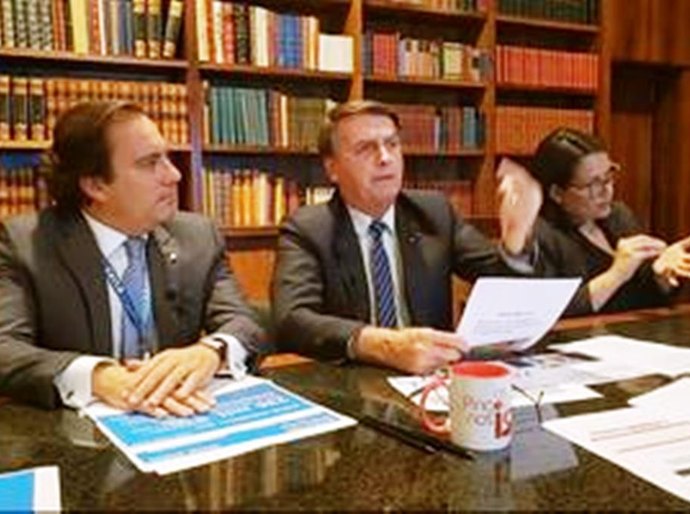 'Só Deus me tira da cadeira presidencial', diz Bolsonaro sobre impeachment