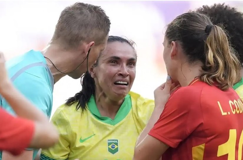 Marta é expulsa, Brasil perde para a Espanha e aguarda outros jogos para saber destino