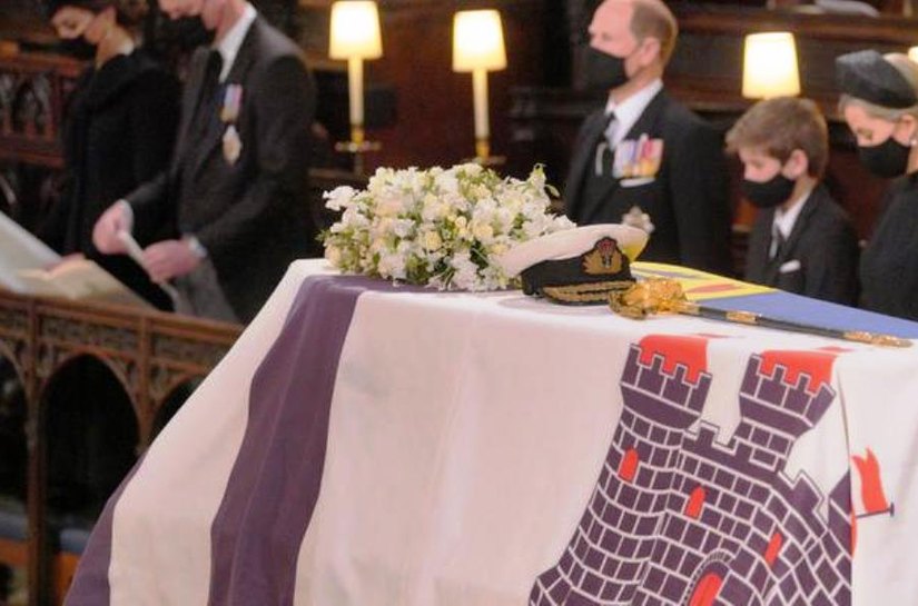 Com a família e convidados, rainha Elizabeth II se despede do príncipe Philip