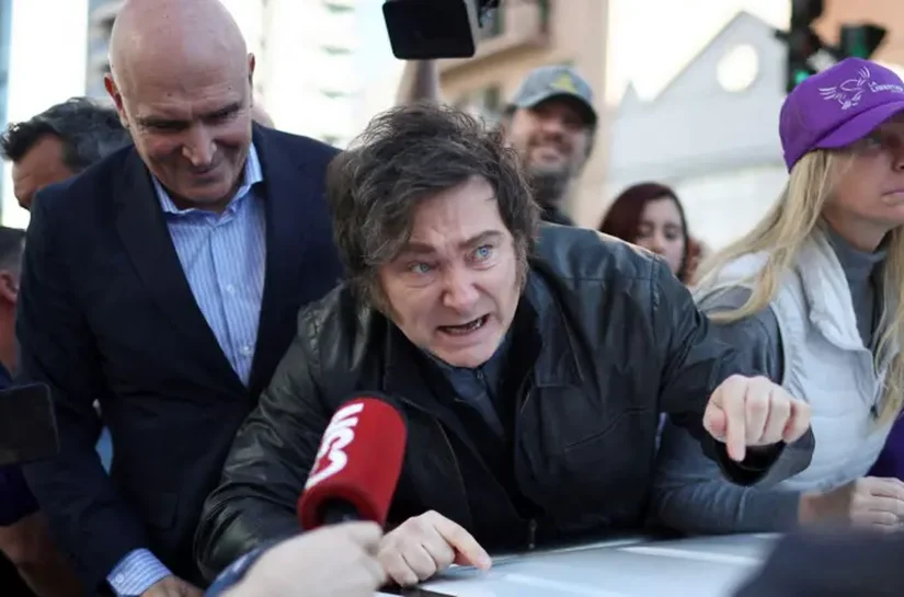 Escândalo de corrupção, queda de popularidade e ataque a pedradas nas ruas: as difíceis semanas de Javier Milei na Argentina