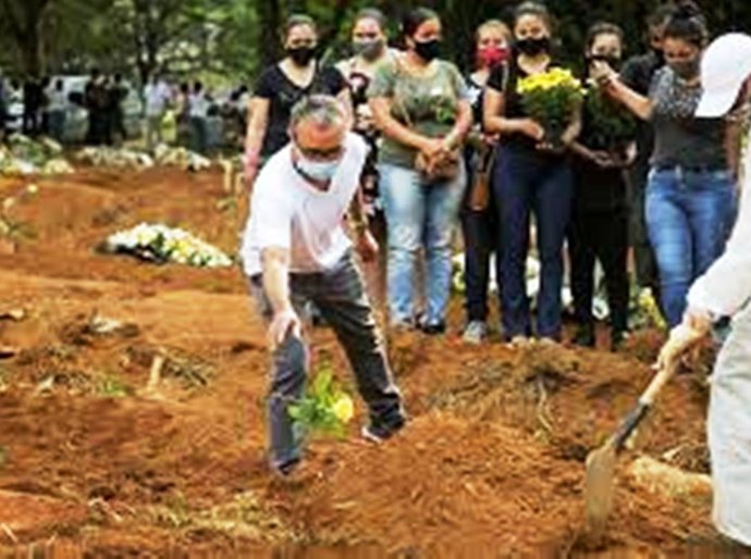 Brasil registra mais 786 mortes por Covid-19, menor aumento diário desde março