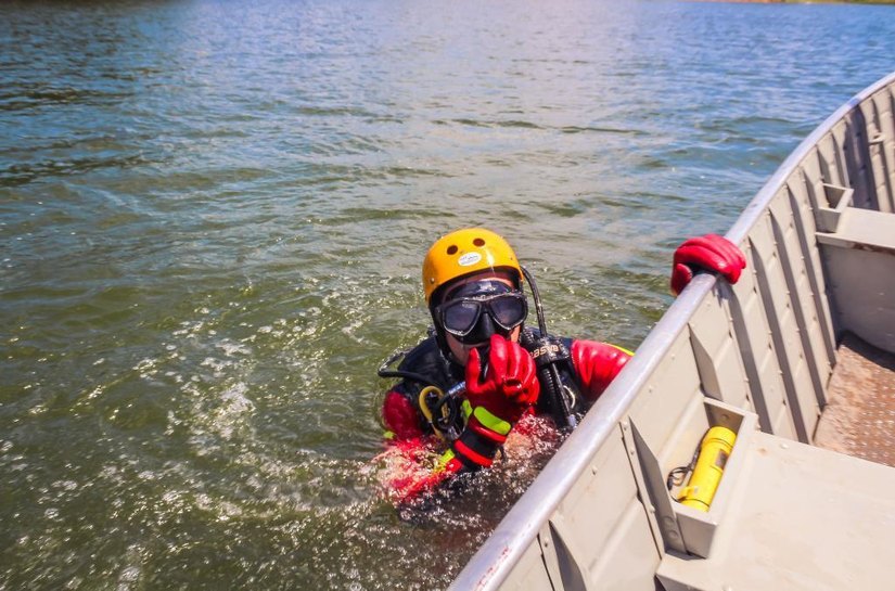 Bombeiros militares localizam e resgatam corpo de jovem de 17 anos que se afogou em represa