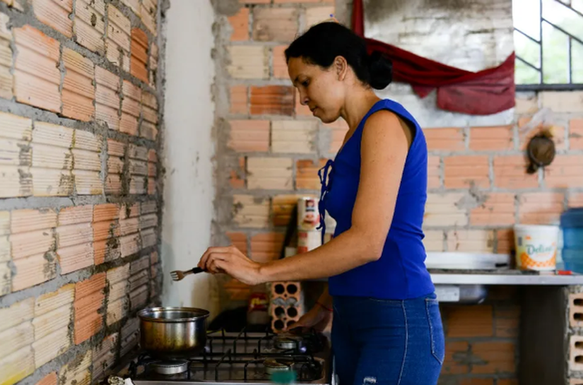 Proporção de pretos e pardos entre os pobres chega ao dobro em relação aos brancos, mostra o IBGE
