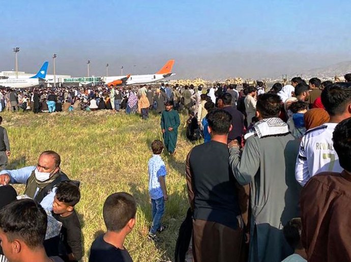 Milhares de afegãos tentam fugir do Talibã, e caos se instala no aeroporto de Cabul