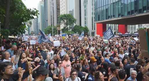 Manifestantes ocupam a Paulista e pedem justiça pela morte do cão Orelha