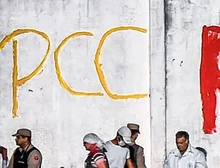 PCC é mapeado em 28 países, se infiltra em presídios no exterior para recrutar novos membros e expande tráfico de drogas e armas