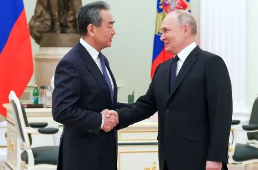 China considera enviar armamentos à Rússia para uso na guerra, dizem autoridades dos EUA