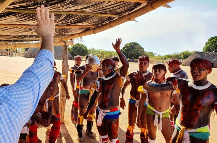 Mendes e primeira-dama de MT destinam 1500 cestas básicas e fecham parceria para melhorar estradas no Alto Xingu