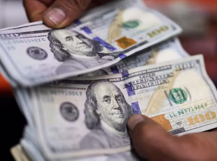 Dólar sobe forte e bate R$ 5,62, após Trump anunciar tarifa de 50% sobre produtos brasileiros