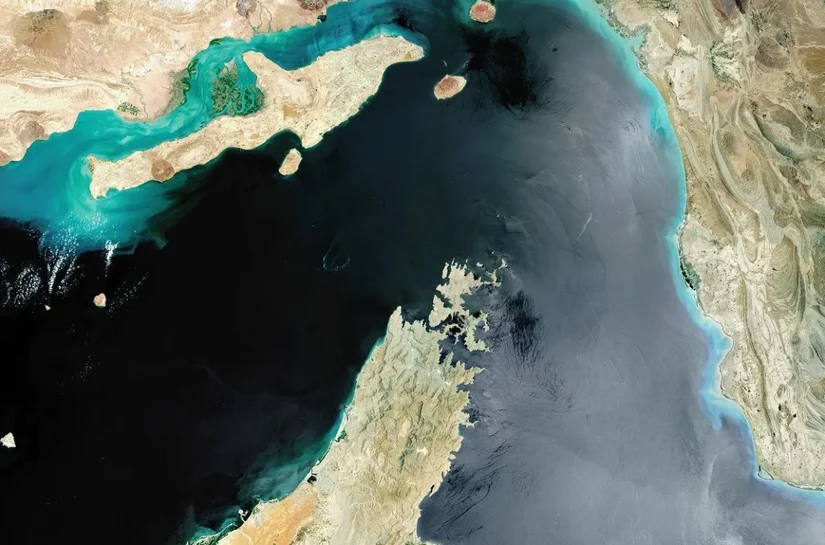 Irã anuncia fechamento do Estreito de Ormuz e ameaça navios