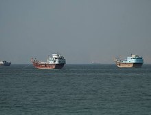 EUA e Irã intensificam conflito e atingem Bahrein e Kuwait em disputa por Ormuz