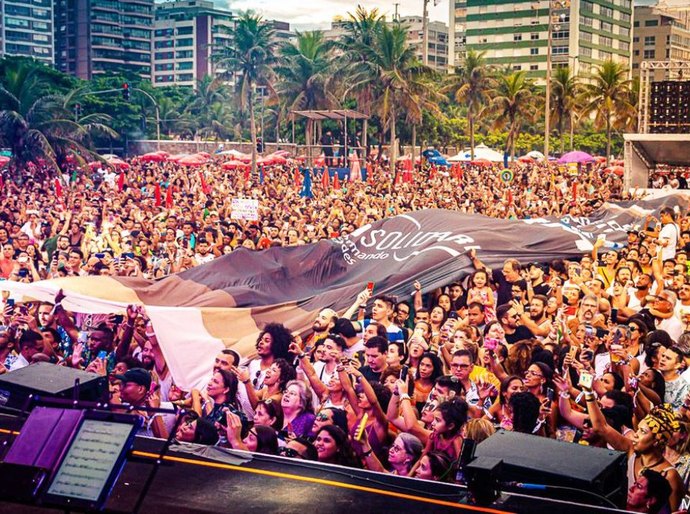 Evolução da Ômicron provoca mudanças na programação de grandes eventos