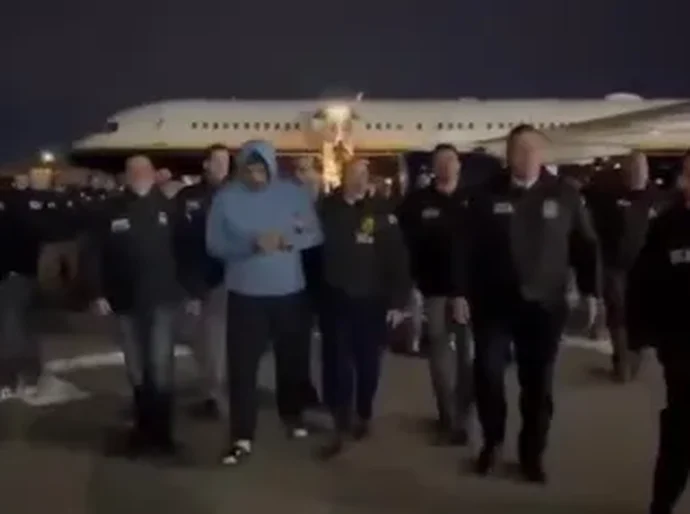 Maduro caminha na pista de aeroporto após chegar em Nova York; veja
